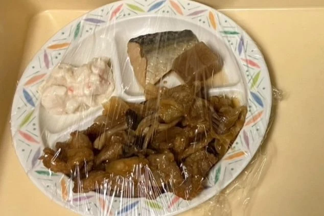 サバの味噌煮、煮物、ポテトサラダが写っている。