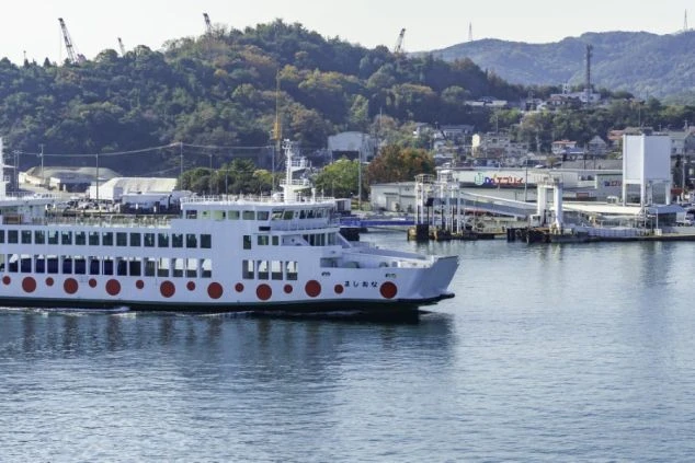 港に停泊する大型の観光船やフェリー。離島や海辺のリゾートバイトの交通手段