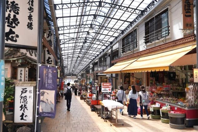 ガラス屋根のアーケードの下に様々なお店が並び、多くの観光客が歩いている。リゾートバイトの勤務地として、歴史と文化を感じる街の雰囲気をアピール。