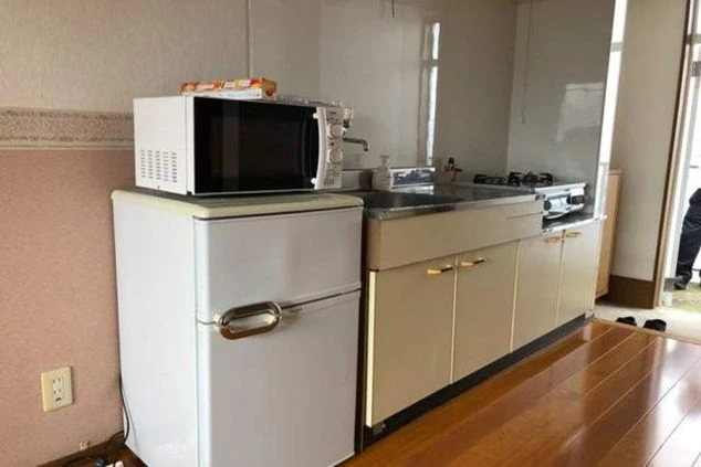 リゾートバイトのアパートタイプ個室寮の設備の画像。キッチン・冷蔵庫・電子レンジが完備されている。