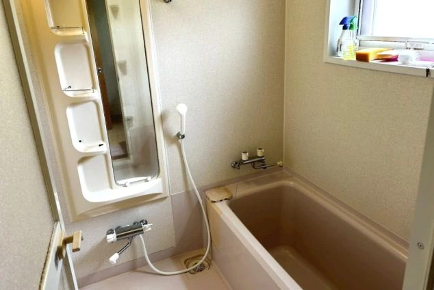 リゾートバイトの社員寮の部屋を表現するイメージ画像。浴槽とシャワーが備え付けられた独立風呂。