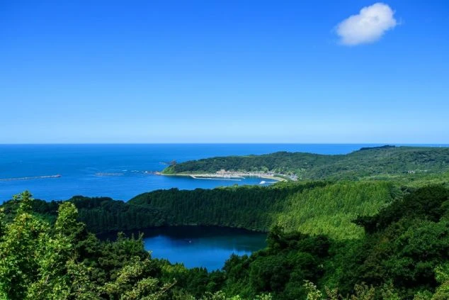秋田県県の男鹿半島エリアの戸賀湾の画像。