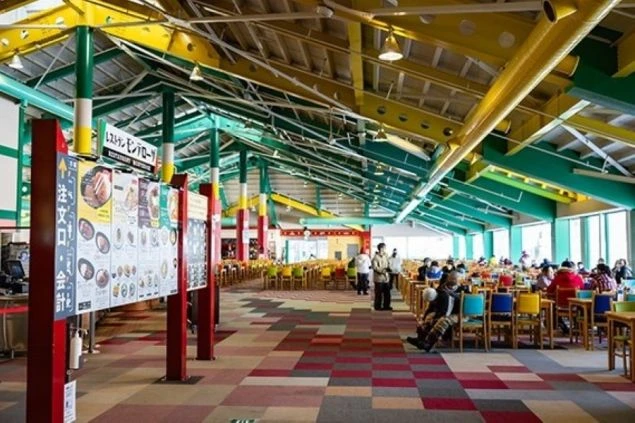 スキー場にある、広々としたレストラン。カラフルな内装が特徴で、リゾートバイトの仲間たちと、賑やかな雰囲気の中で食事ができます。