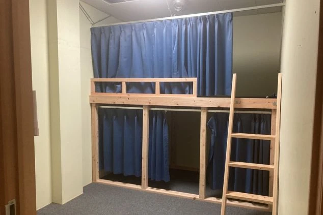リゾートバイトの寮の相部屋。カーテンで仕切られた二段ベッドがあり、プライベートな空間を確保できます。