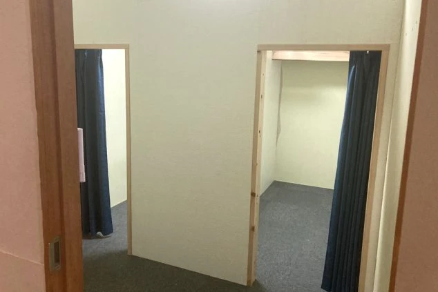 リゾートバイトの寮の相部屋。一人一部屋ではありませんが、カーテンや壁で仕切られており、個人の空間が保たれています。