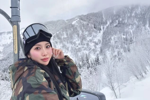 スキー場でほほえむ女性。リゾートバイトの休日の様子です。