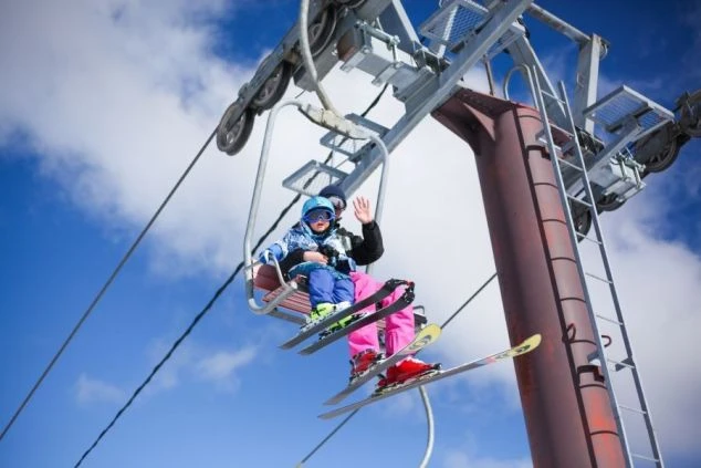 青空の下でリフトに乗っている写真。