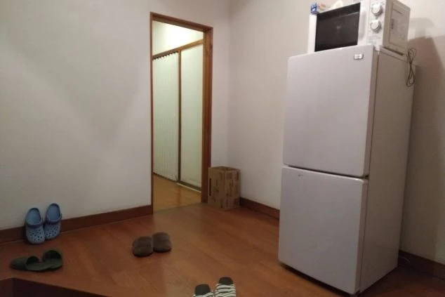 リゾートバイトの寮にある冷蔵庫と電子レンジ。生活に必要な家電が完備されており、自炊や簡単な調理も可能。