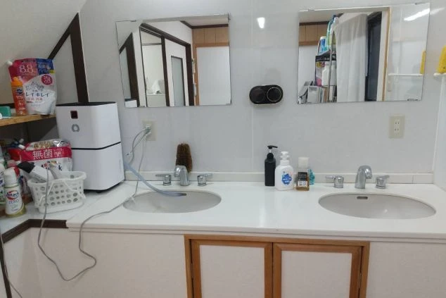 リゾートバイトの寮にある洗面所。シンクが2つ並んでおり、鏡も複数あるため、複数人が同時に使える。