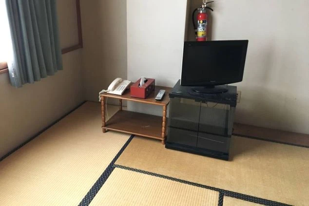 リゾートバイトの寮に完備された、畳敷きの和室個室。テレビや電話があり、プライベートな時間をゆったりと過ごせる。