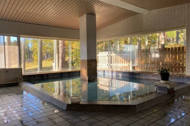 リゾートバイトの寮や施設に完備された大浴場。大きな窓から景色を眺めながら、仕事の疲れを癒してリフレッシュできる。