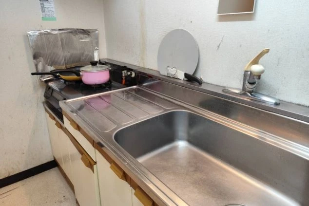 リゾートバイトのスタッフ寮に完備された、清潔感のある温水洗浄便座（ウォシュレット）付きのトイレの画像。