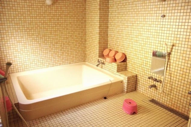 リゾートバイトの寮や施設にある広々とした大浴場。タイル張りの浴槽で、仕事の疲れを癒してリフレッシュできる。