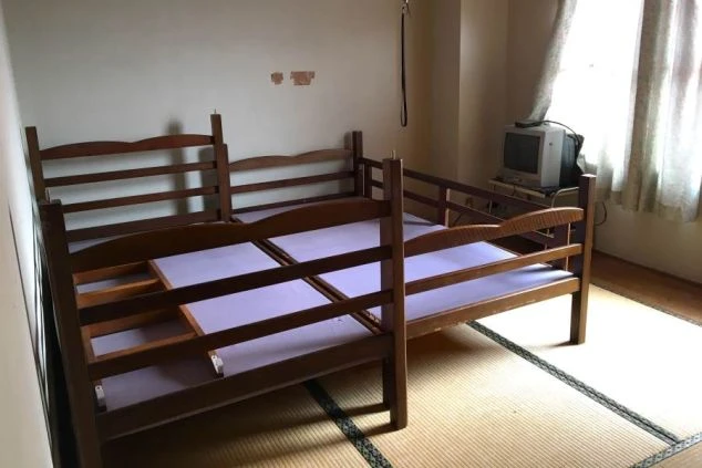 リゾートバイトの寮にある相部屋。ベッドが2台完備された和室で、友達同士やカップルでの共同生活も安心。