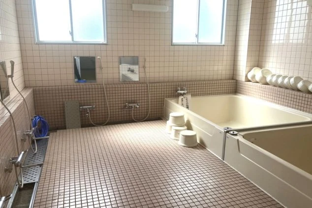 リゾートバイトの寮に完備された、広々とした共同浴場。大きな湯船で、仕事の疲れを仲間と一緒に癒やすことができます。