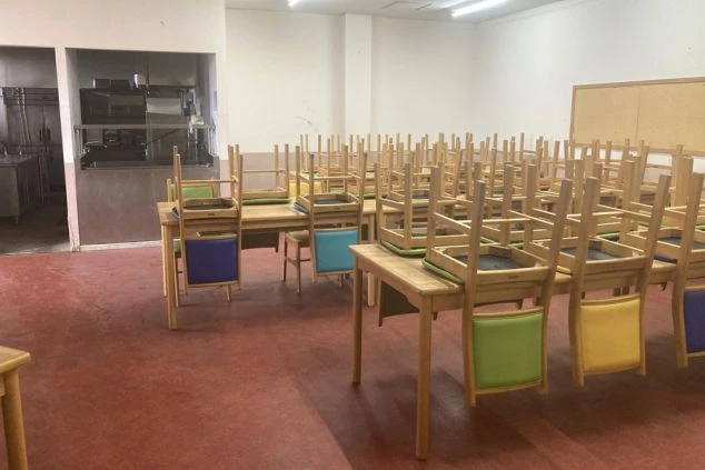 リゾートバイトの従業員食堂。営業時間外は、椅子がテーブルの上に上げられ、きれいに清掃されています。