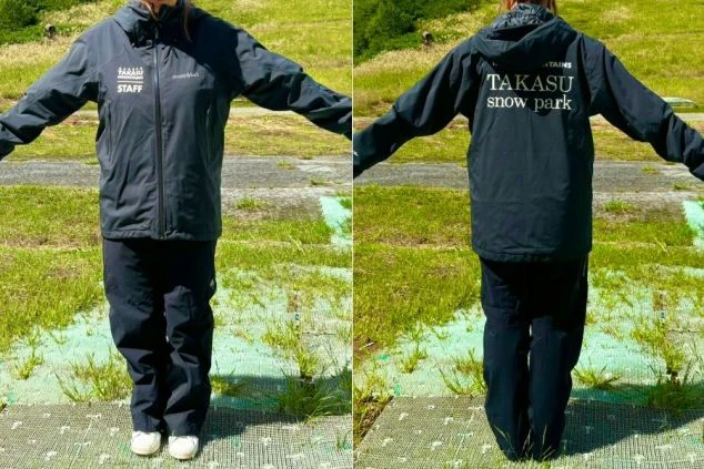 着用するスタッフウェア。防水・防寒性に優れた、黒いフード付きジャケットです。