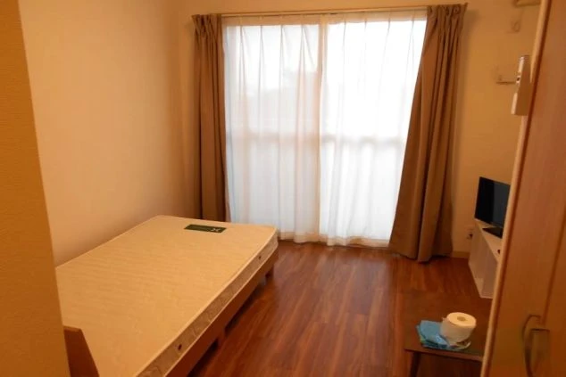 家具家電付きの、リゾートバイト個室寮。ベッドも用意されているので、少ない荷物で新生活をスタートできます。