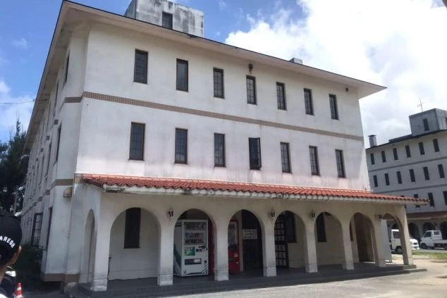 リゾートバイト生活の拠点となる寮の外観です。この建物の中に、快適な個室や充実した共同設備が整っています。