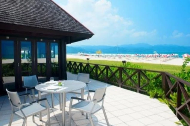 ビーチに面した開放的なテラス席。青い空と白い砂浜がリゾート気分を演出。