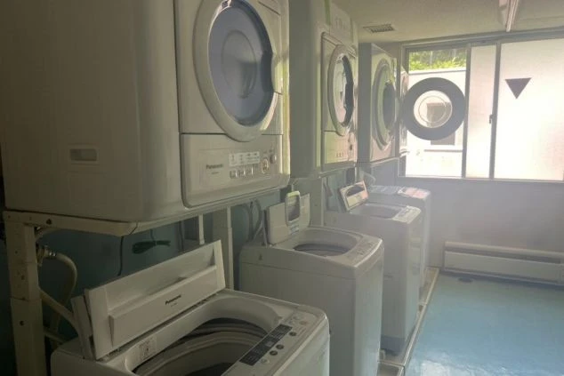 洗濯機や乾燥機が完備された寮のランドリースペース。いつでも気軽に洗濯ができます。