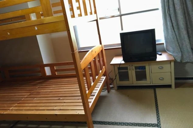 リゾートバイトの寮に完備された相部屋。二段ベッドとテレビが備え付けられ、友達同士やカップルでの住み込みも可能。
