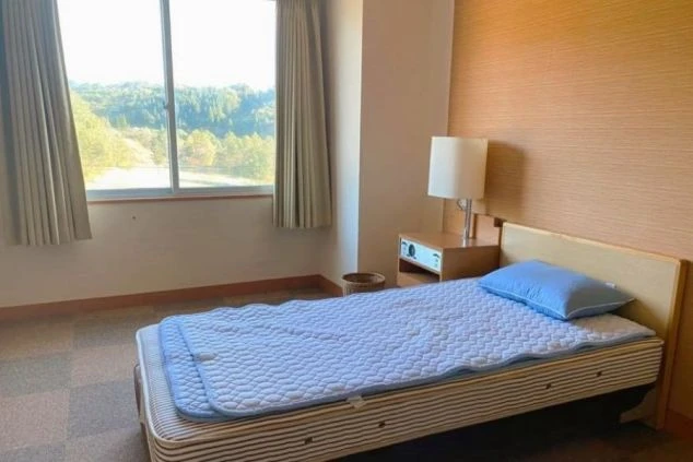 リゾートバイトの寮の個室の画像。シンプルで清潔感があり、プライベートな時間も確保できる。