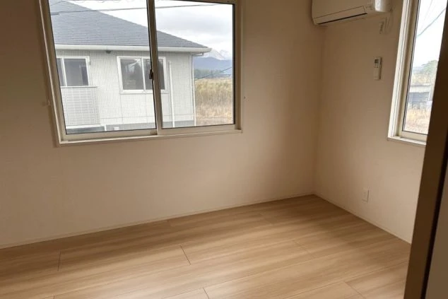 リゾートバイトの完全個室寮の部屋の画像。新築でとても綺麗。