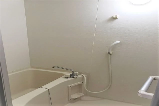 河口湖のリゾートバイトの寮内お風呂の画像。湯舟もある。