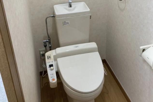 河口湖のリゾートバイトの寮内トイレの画像。ウォシュレット付きの温水トイレ。