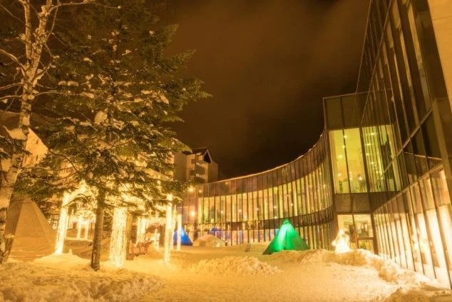 ライトアップされた冬のリゾートホテルの外観画像。