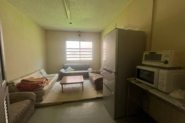 ソファや冷蔵庫が置かれた寮のリビングスペース。同僚と交流したり、リラックスしたりできます。