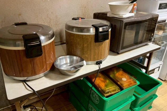 リゾートバイトの寮の共用キッチンの画像。ガスコンロと冷蔵庫、シンクが備え付けられており、自炊ができる。リゾートバイトの寮の共用キッチンの画像。