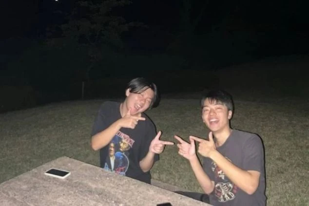 夜の公園で、2人の男性がテーブルを囲んで楽しそうにしている画像。リゾートバイトを通じてできた友人たちと、楽しい時間を過ごしている様子を表しているワクトリスタッフが撮影したオリジナル画像。
