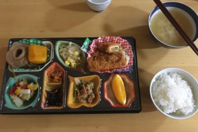 ご飯と味噌汁もついており、栄養バランスの取れた美味しそうなまかない料理の画像。