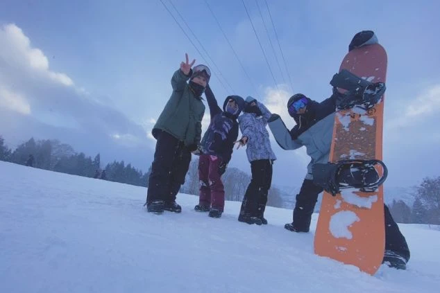ゲレンデでピースする4人。スタッフが撮影したワクトリオリジナル画像。