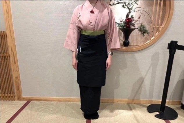 レストランとフロントの女性の制服はピンクの作務衣に腰巻のエプロンで動きやすいスタイル。
