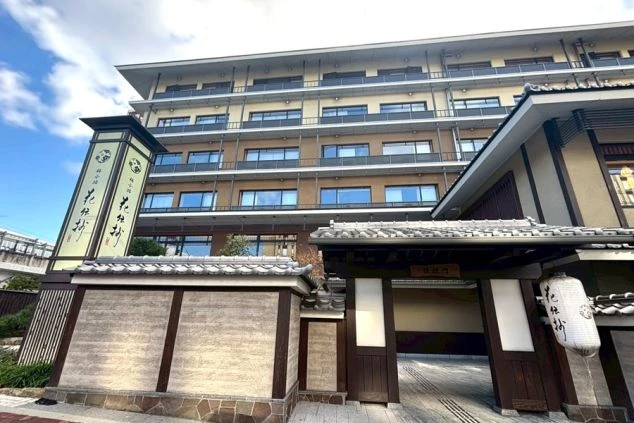  落ち着いた雰囲気のモダンな旅館の外観。日本の伝統が息づく京都で、素敵なリゾートバイトを体験できます。