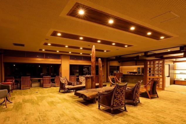 暖色系の照明が温かみを感じさせるラウンジ。仕事の休憩時間や休日に、リラックスできる場所です。