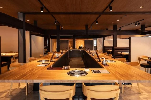 落ち着いた木目調で統一されたモダンなレストラン。お客様がゆったりと食事を楽しめる、快適な空間作りに携われます。