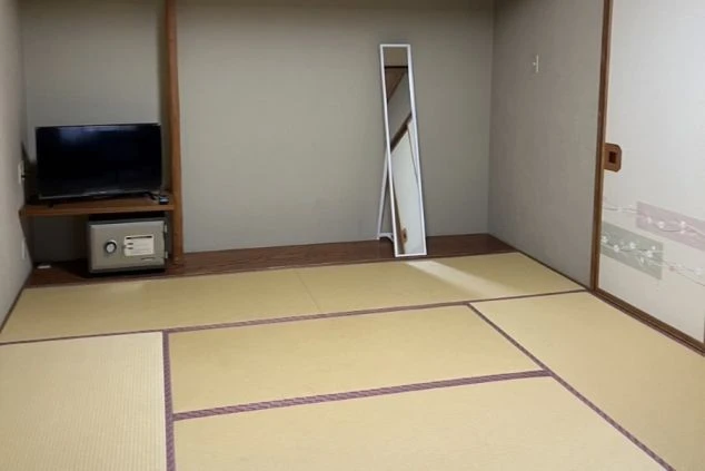 リゾートバイトの寮の和室。畳の部屋に、テレビ、金庫、姿見が用意されています。