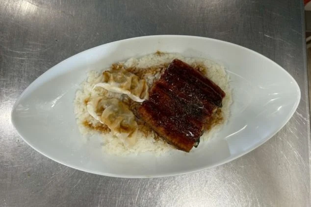 「まかない」の一例。ご飯の上に大きな鰻の蒲焼きと餃子が乗った、スタミナ満点の丼です。