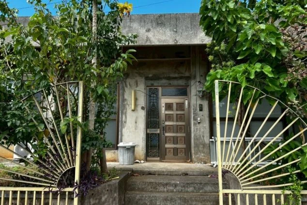 リゾートバイトの寮の外観。緑に囲まれた、コンクリート打ちっぱなしの建物です。