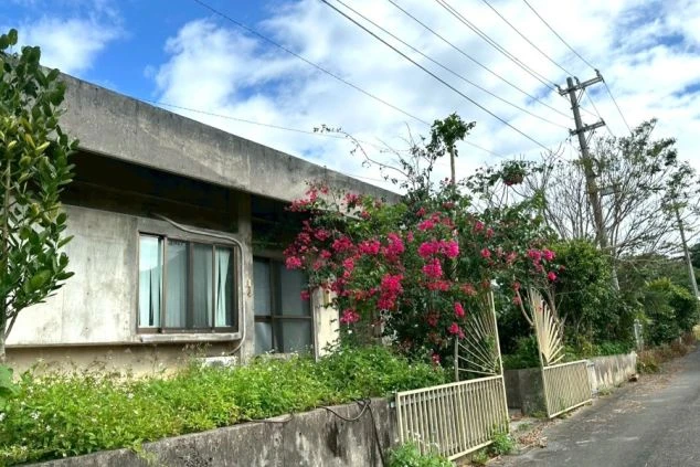 リゾートバイトの寮の外観。緑に囲まれた、コンクリート打ちっぱなしの建物です。