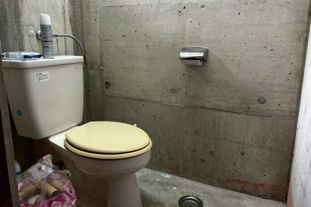 リゾートバイトの寮の共用トイレ。コンクリートの壁に囲まれた、清潔な個室トイレです。