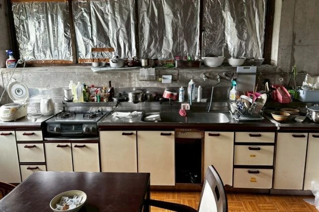 リゾートバイトの寮の共用キッチン。広々としたスペースに、ガスコンロやシンク、調理器具が揃っており、自炊が可能です。