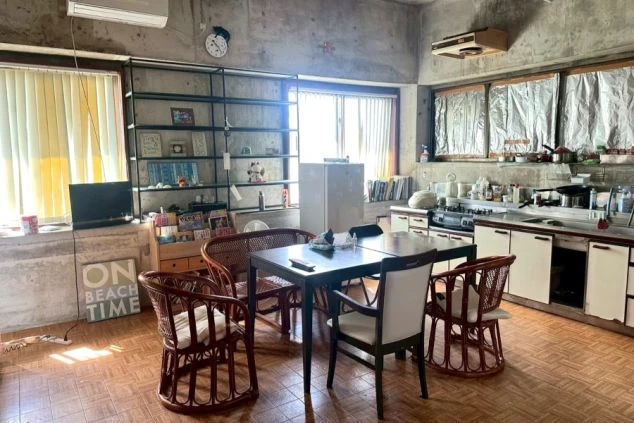 リゾートバイトの寮の共用キッチン。広々としたスペースに、ガスコンロやシンク、調理器具が揃っており、自炊が可能です。