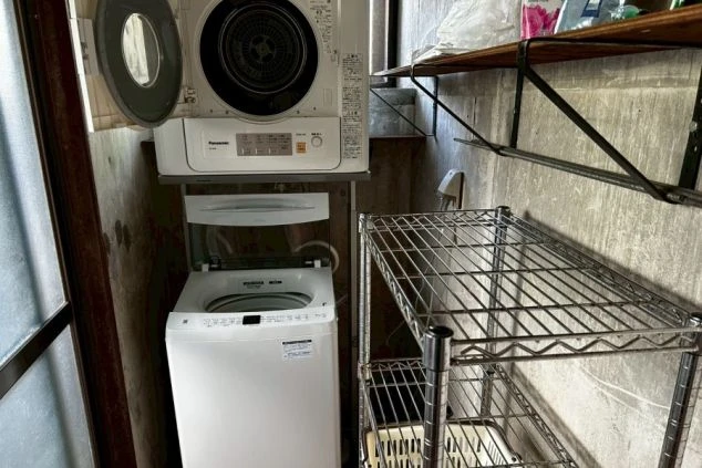 リゾートバイトの寮に設置された、洗濯機と乾燥機。棚も設置されており、洗濯に必要なものを置いておけます。