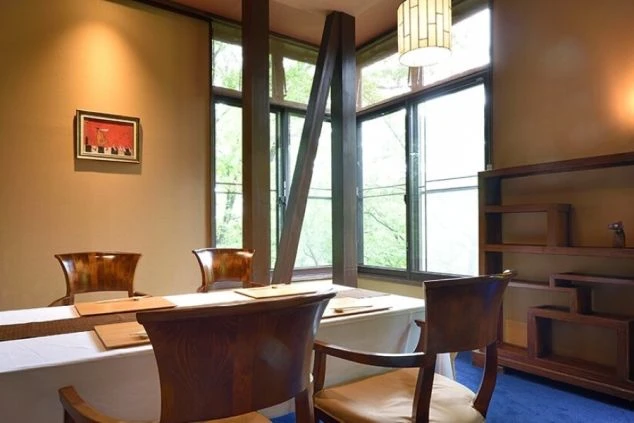 窓から緑豊かな景色が広がる食事処。自然を感じながら、お客様に心温まるおもてなしができます。