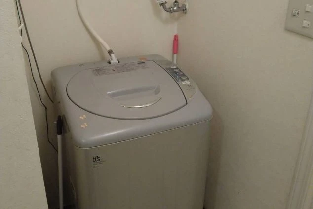 リゾートバイトの完全個室寮に設置されている無料で使える洗濯機です。